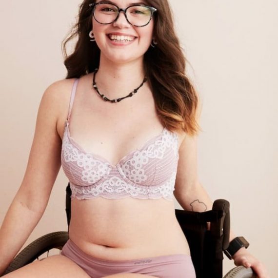 Aerie not only refuses to retouch any of their photos, but they're truly  inclusive with their models. their latest line features a model with a  colostomy bag. : r/Instagramreality